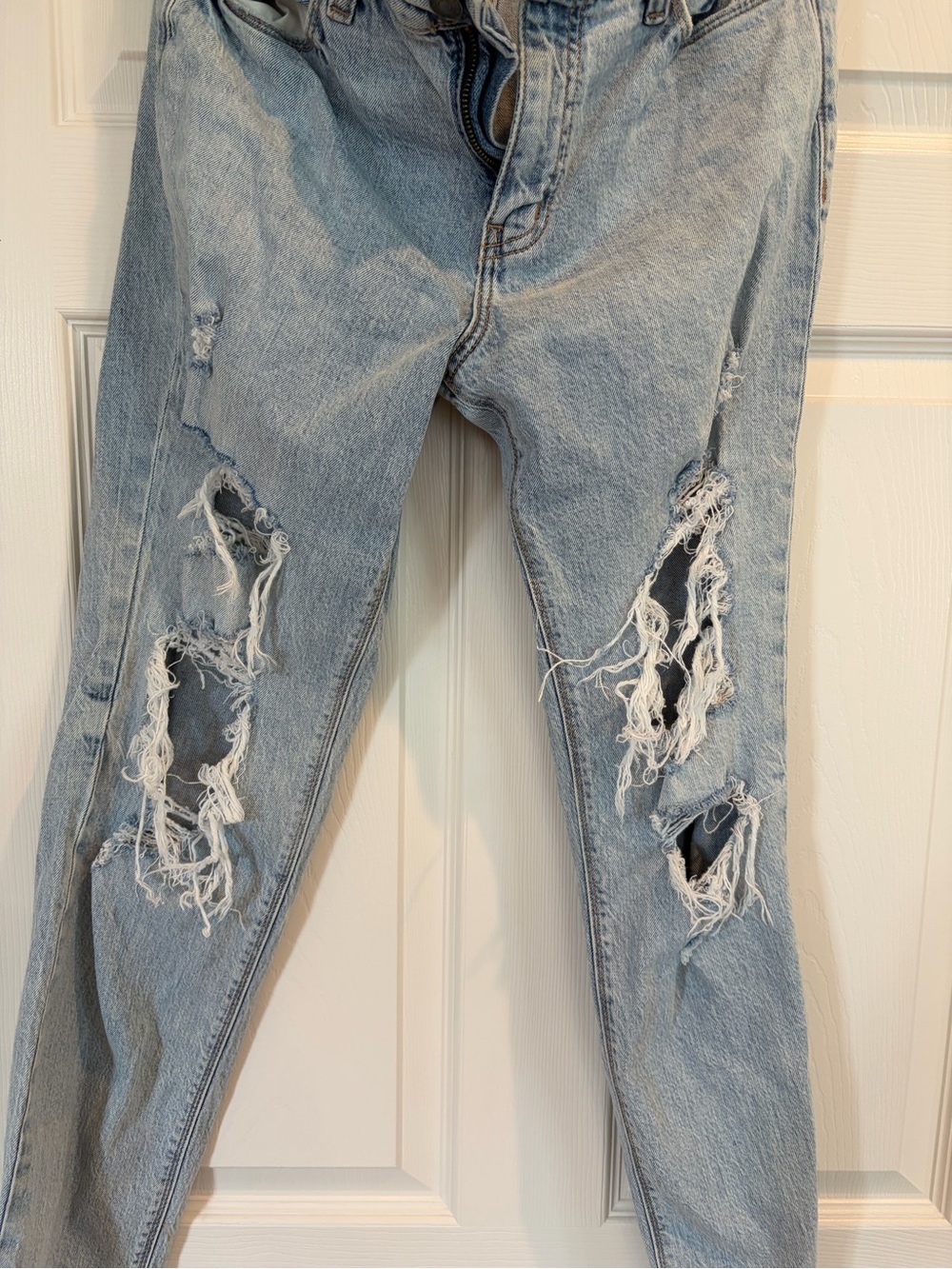 Light Wash Distressed Boyfriend Jeans - Women